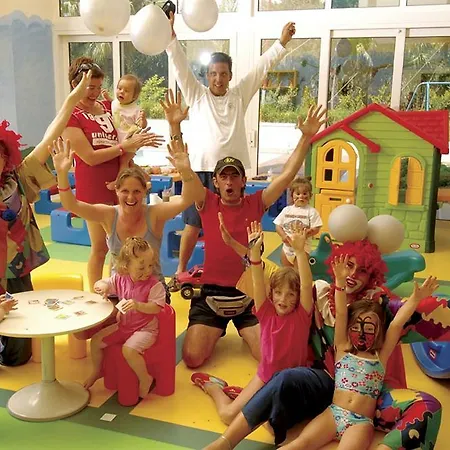 Paloma Perissia Side